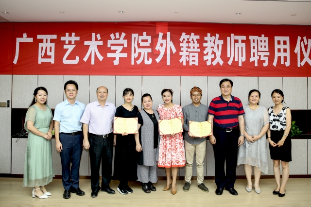 杜氏清花(越南)颁发聘书外籍教师仁迪(印度尼西亚)发言外籍教师陈永馨